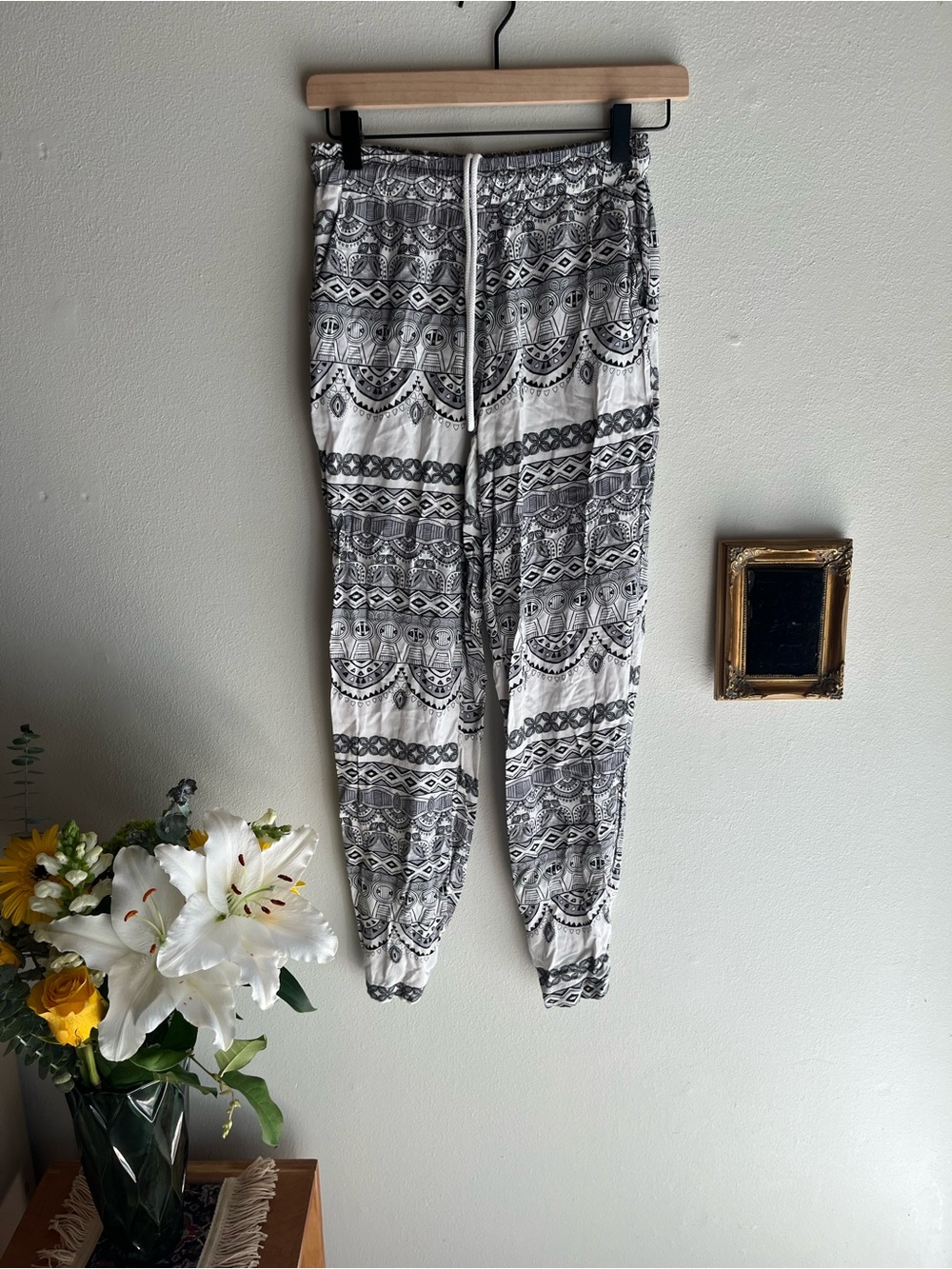 Casual Drawstring Printed Jogger Pants - Black & White